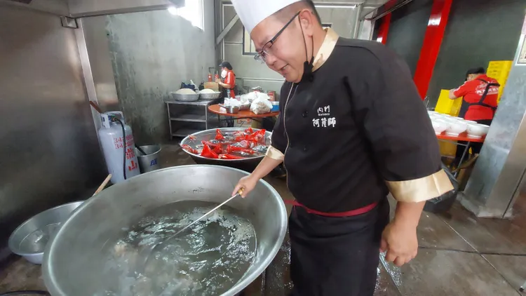 辦桌一開爐就要先熬大骨高湯，直到上最後一道才熄火。凃建豐攝