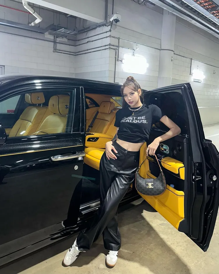 另組辣妹下班的造型，她也選擇搭配老花帆布Ava Triomphe包。翻攝lalalalisa_m IG