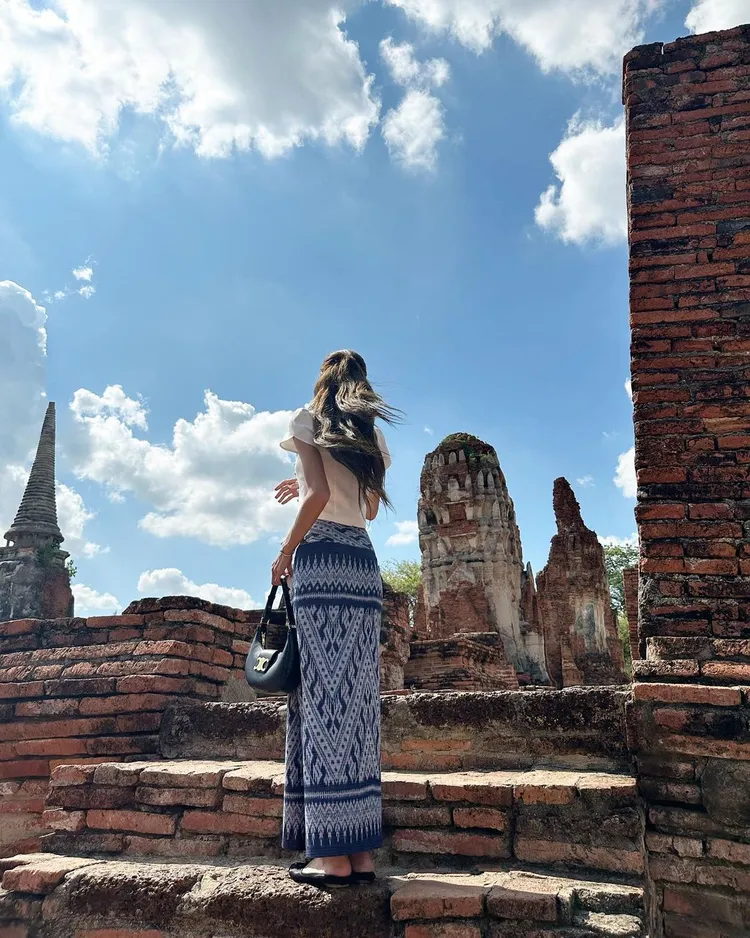 黑色Ava Triomphe手袋相當搭襯甜美造型。翻攝lalalalisa_m IG
