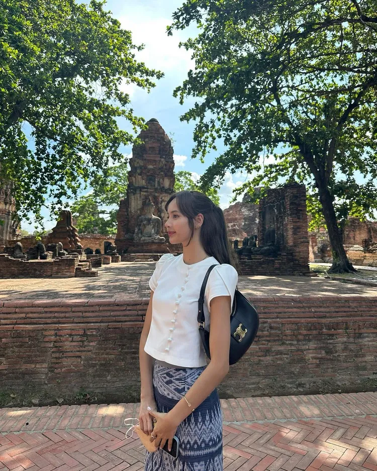 Lisa在泰國知名古都Ayutthaya留下甜美倩影。翻攝lalalalisa_m IG