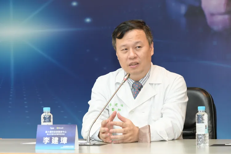 急診部醫師李建璋認為，建立新冠輕症監測系統才能及時調整醫療量能。台大醫院提供