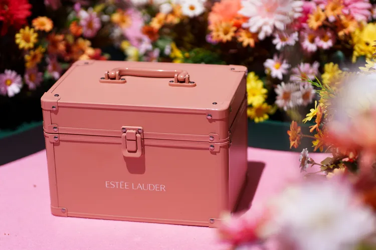 活動消費滿額贈送的盛夏花樣化妝箱。品牌提供