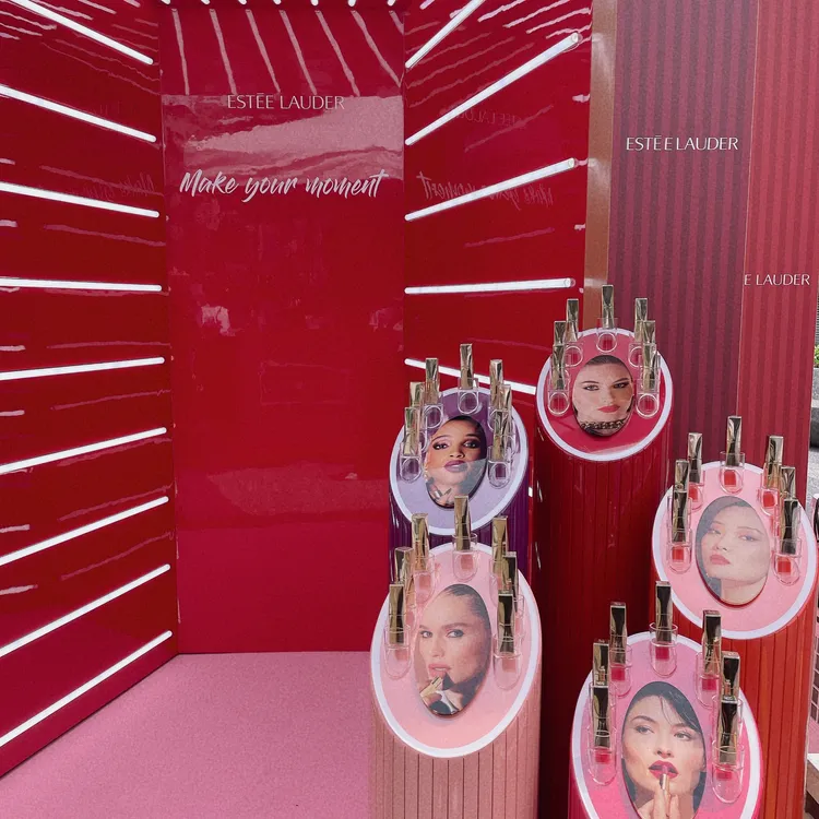 以「小金管」唇膏為主角的時髦打卡牆。張家玲攝