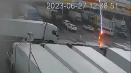 惊悚影片｜冒雨冲去买菜　「落雷劈头」让他当场倒地丧命