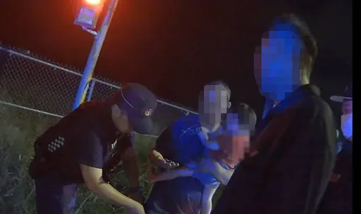 2男騎車雙載卻做了這件事　被警攔檢結局超展開