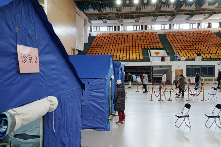 北京一體育長改裝的發燒門診。新華社