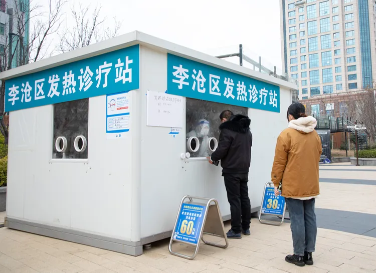 中國山東青島一處核酸採點，菜停止清零政策後改為發燒診療站。新華社