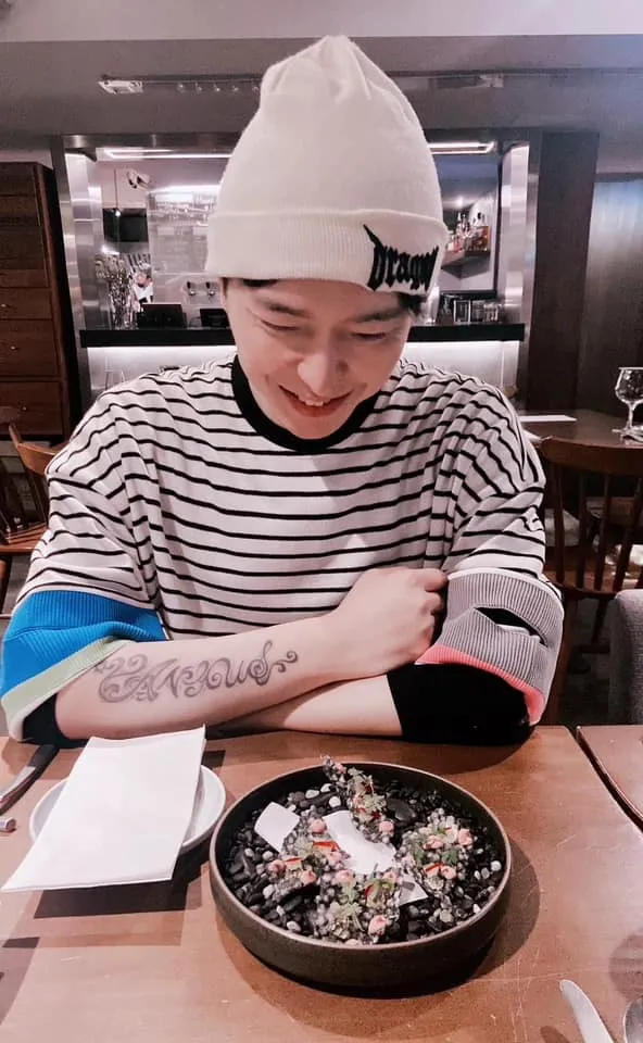 星星教授安格斯也貼出刺青照力挺「刺青老師」。翻攝自爆料公社粉專