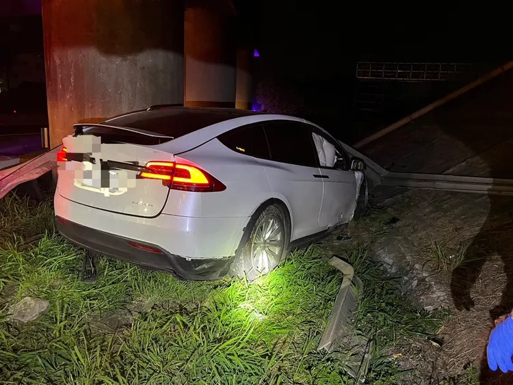 警方呼籲勿過度仰賴「輔助駕駛系統」。讀者提供