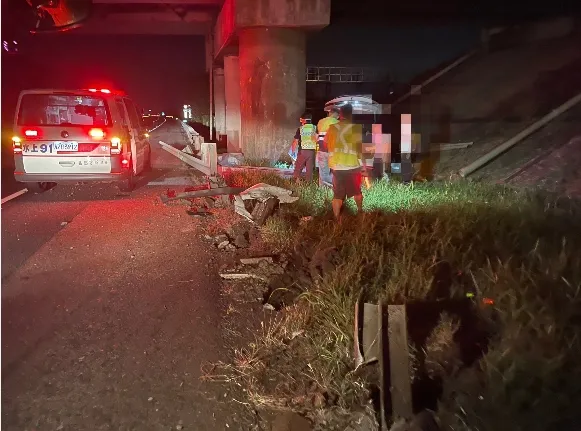 駕駛、乘客均輕傷送醫。讀者提供