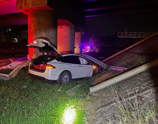 特斯拉撞破國道護欄墜坡2傷 又是自駕!警方懷疑肇因跟這有關
