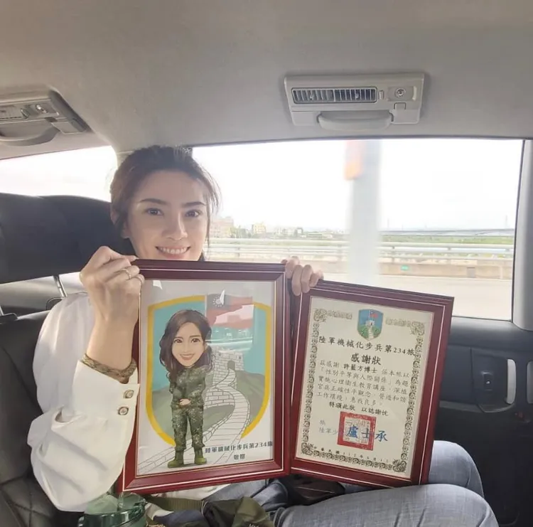 許藍方日前赴陸軍演講，還收到電繪人偶。翻攝臉書「許藍方博士 Dr. Gracie 」