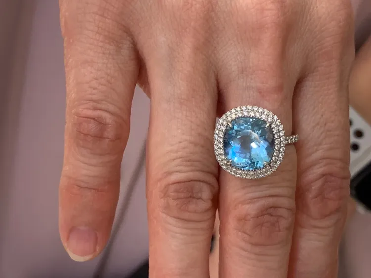 董娘再次套上婚戒，特別感謝警方、百貨公司全力協助。警方提供