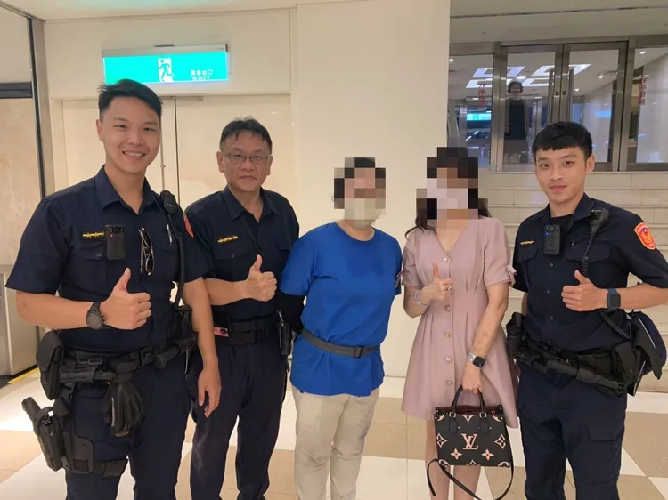 清潔工(藍衣)拾金不昧，令失主再三感激。警方提供