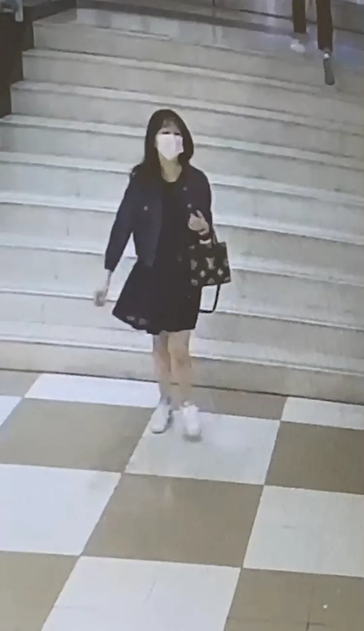 董娘進入百貨公司時，手指上仍戴著鑽戒。讀者提供