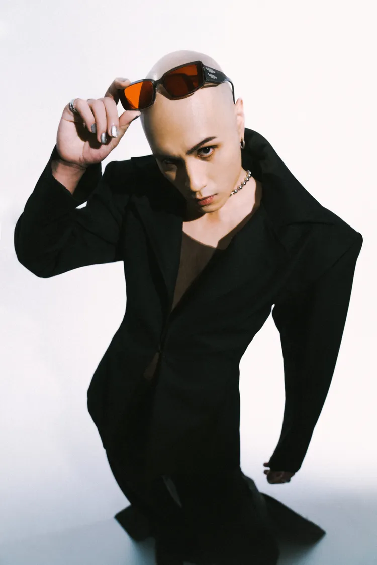 潮流音樂人YELLOW（黃宣）擔任特別嘉賓。本色音樂提供