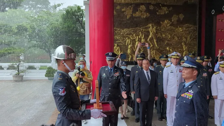 國防部長邱國正親自迎接英靈牌位，場面肅穆。蘇柏銓攝