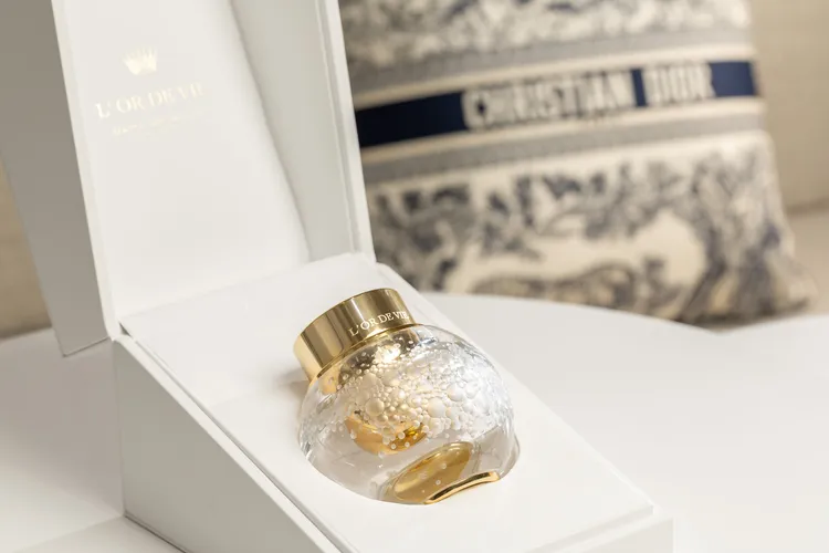 時尚美妝旗艦店限定生命之源極致金萃乳霜藝術家極致珍藏版，瓶身花費24小時打造。 50ml／22萬元。品牌提供