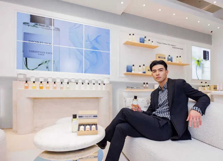 陳昊森透露會隨身帶著香水，把香水當礦泉水一樣在補。品牌提供