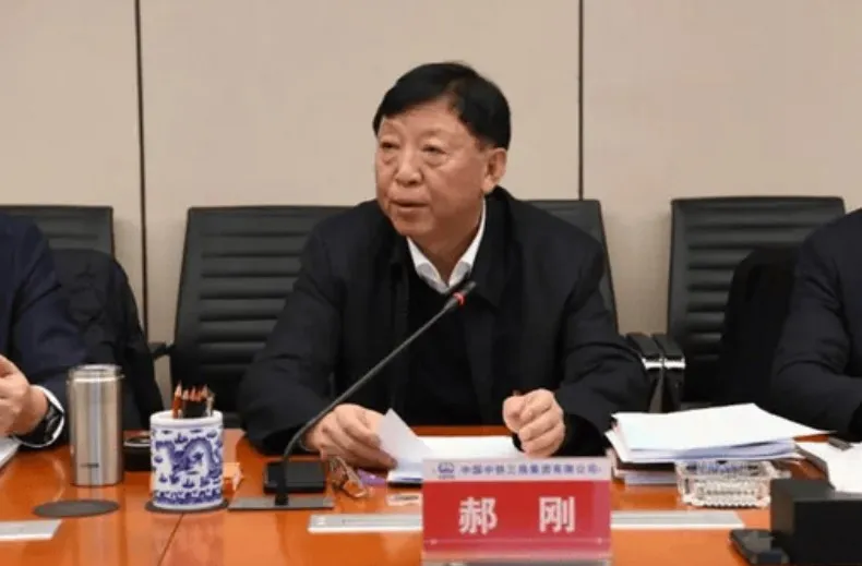 中國鐵路三局強調,董事長郝剛勤儉正派,絕對不是被拍到的摟女高官。翻攝中國鐵路三局