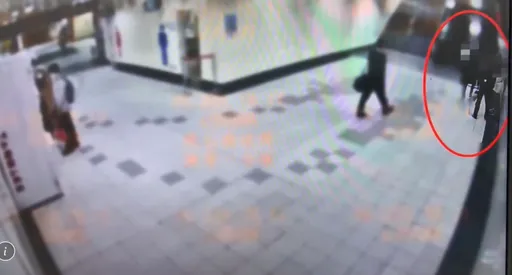 搭手扶梯藉酒意騷擾短裙妙齡女 醉漢摸臀又摸背這下慘了