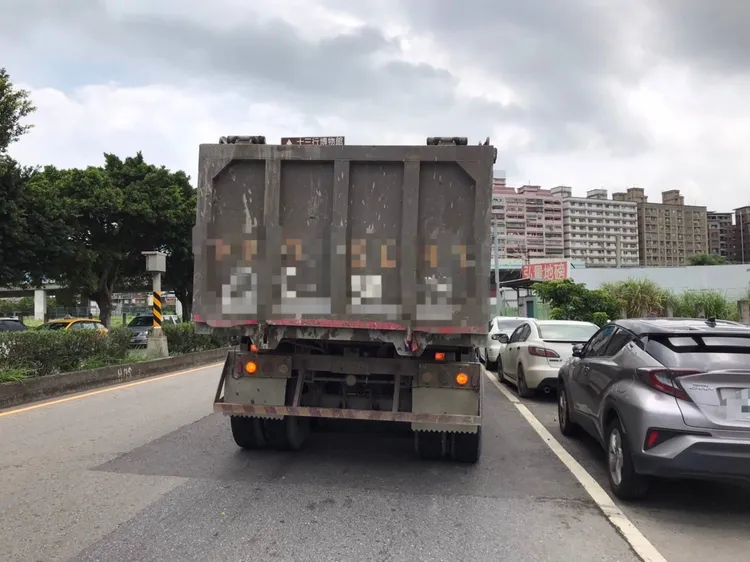 肇事的砂石車。翻攝畫面