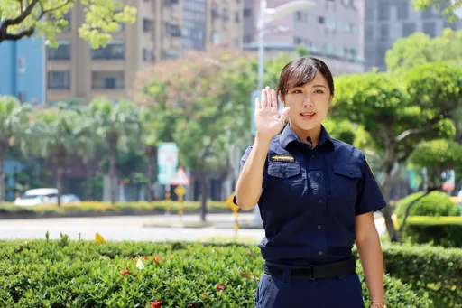高雄市路口「嬌」點 飛天小女警宣導駕駛用路觀念「慢、看、停」