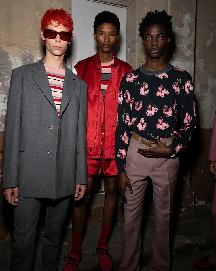 英國設計師品牌Paul Smith參考1970年代至今的西裝沿革，並加入工裝、軍裝元素，為精明日裝賦予全新定義。翻攝paulsmithdesign IG