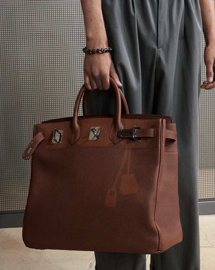 採用Togo小牛皮製成的Haut à Courroies Coup de Soleil手提包，表面用不同深淺的染色，完美捕捉了鎖頭的「影子」。品牌提供