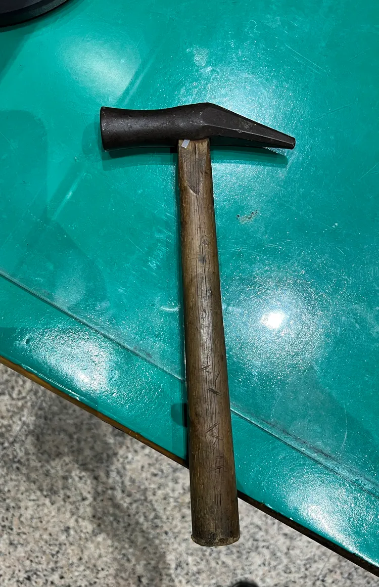 陳男今晨4點多攜帶鐵槌警局投案。翻攝畫面