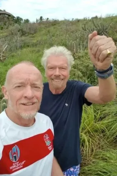 布朗（左）與英國富豪布蘭森合影。翻攝英國《太陽報》