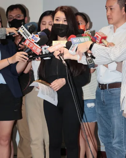 小紅老師出面開記者會。資料照片