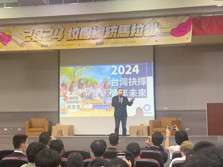 侯友宜與青年座談。江孟謙攝