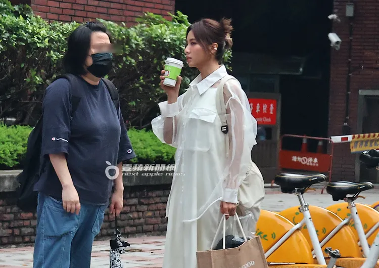 豆花妹（右）邊喝飲料邊聊天。特勤中心攝