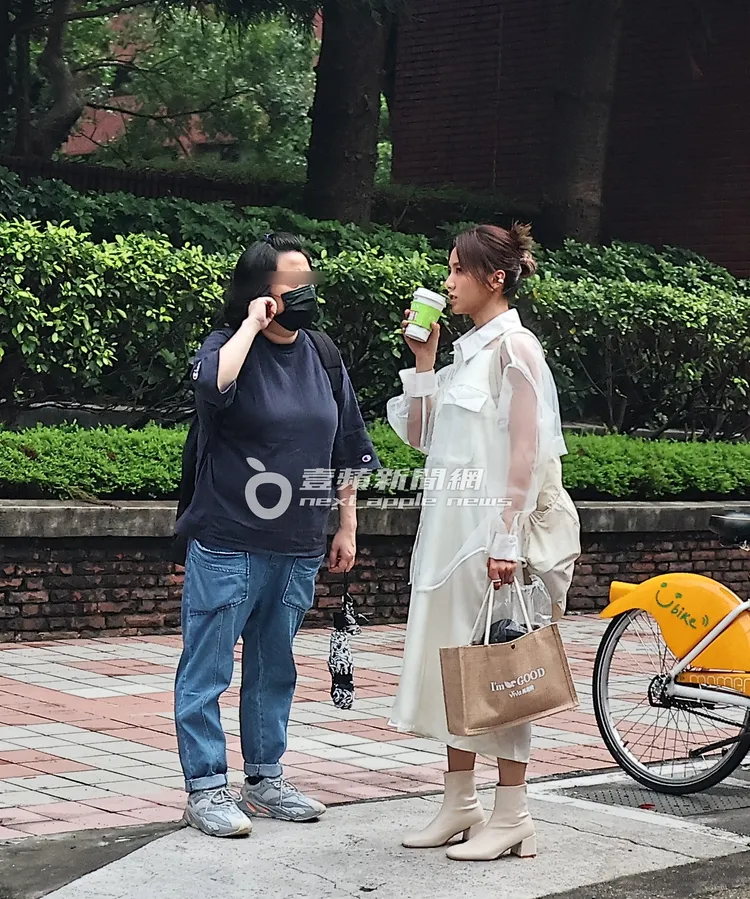 豆花妹（右）與助理站在路邊等候。特勤中心攝