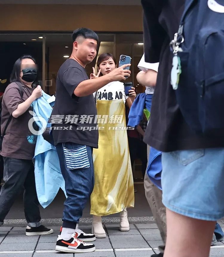 12日下午，豆花妹結束宣傳活動，被一群男粉絲包圍要合照。特勤中心攝