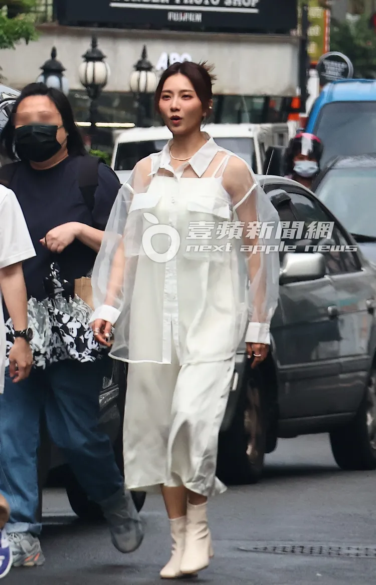 豆花妹（右）與助理們邊走邊聊天，心情輕鬆。特勤中心攝