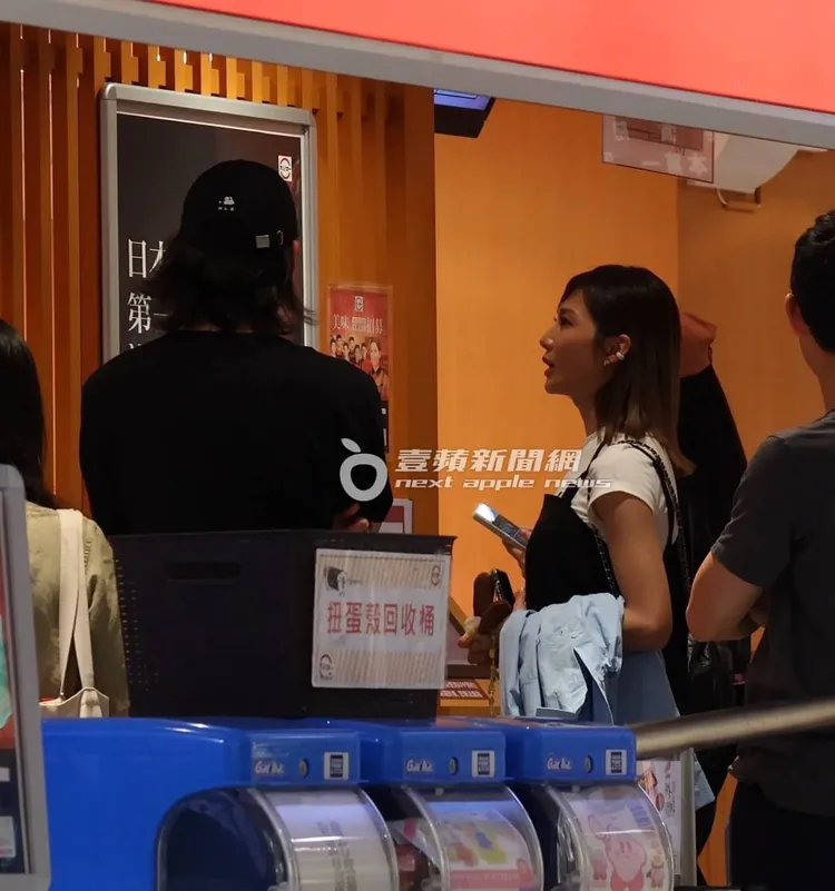 豆花妹（右）與李玉璽在壽司郎日式料理餐廳排隊，不時交頭接耳。特勤中心攝