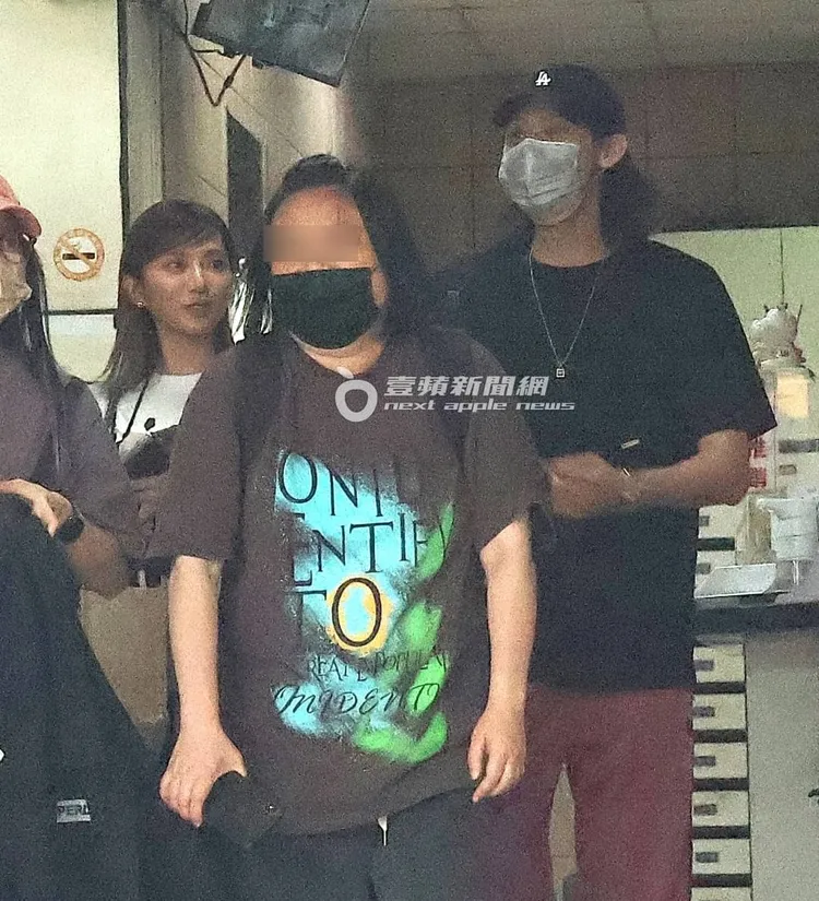 豆花妹（左）返回經紀公司又出門，身旁多了李玉璽相伴。特勤中心攝