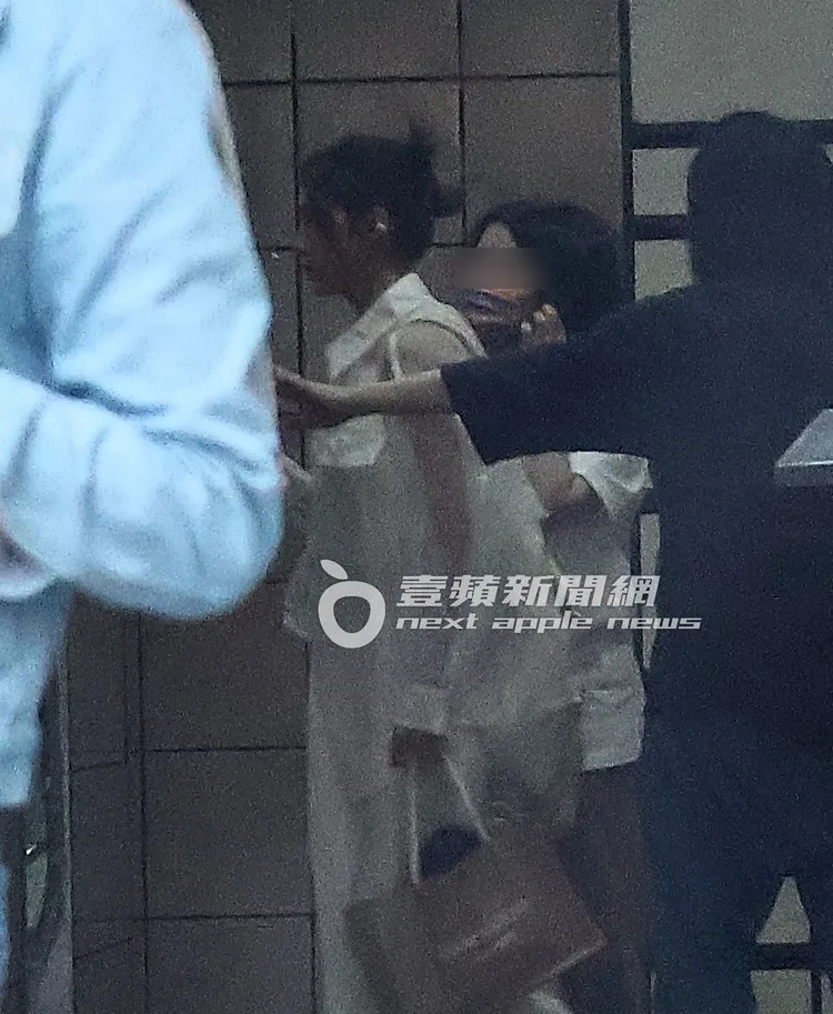 豆花妹進電梯，到11樓炎亞綸開的經紀公司「晴空鳥」工作室。特勤中心攝