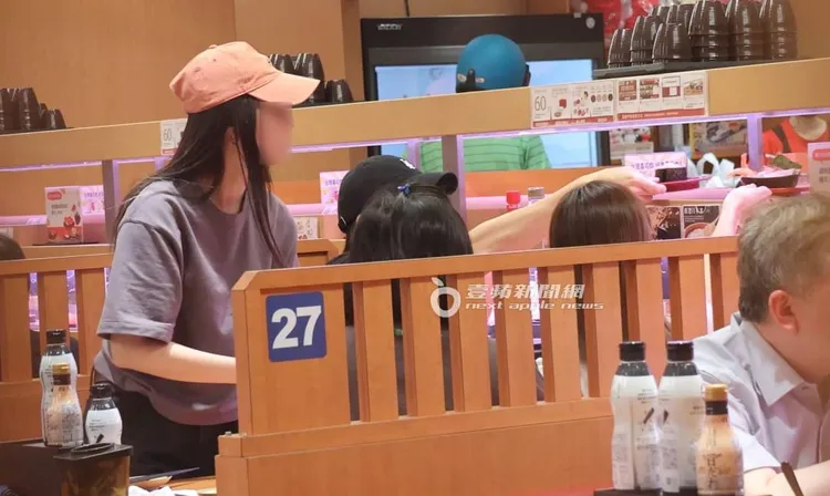 李玉璽與豆花妹一起用餐。特勤中心攝