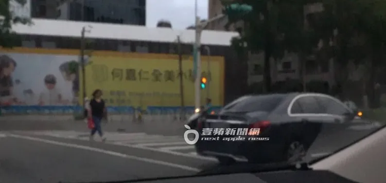 李玉璽駕駛231萬元賓士C200轎車載豆花妹，轉彎時未禮讓行人優先。特勤中心攝