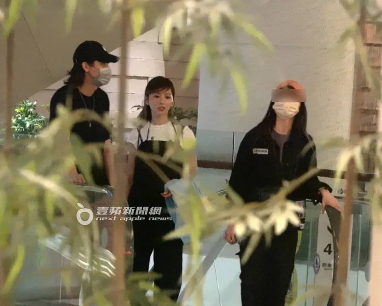 餐畢，李玉璽（左起）和豆花妹，搭手扶梯走到樓上影廳與友人會合。特勤中心攝