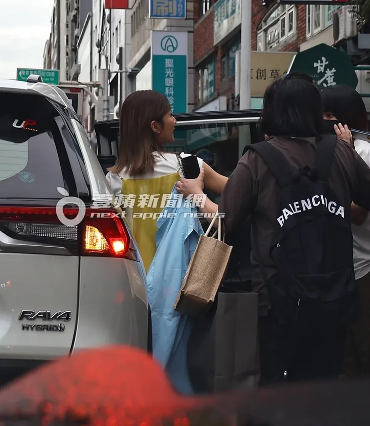 在工作人員勸離之下，豆花妹（左）才順利上車。特勤中心攝