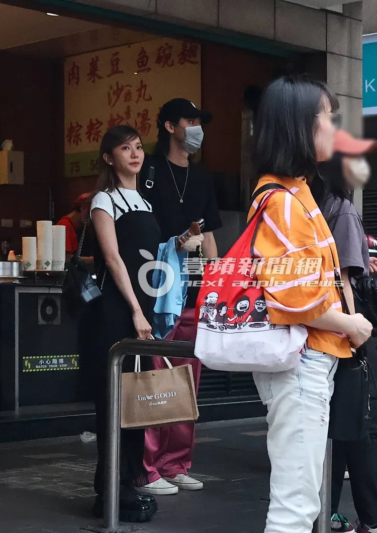 豆花妹（左）和李玉璽一起等過馬路取車。特勤中心攝