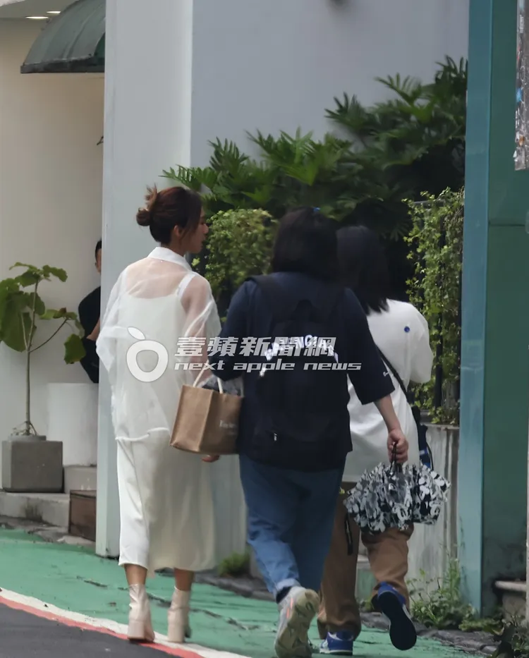 豆花妹（左）一行3人邊走邊逛街，看著店家櫥窗。特勤中心攝