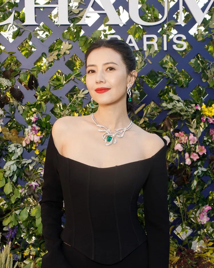 高圓圓日前赴巴黎出席CHAUMET的Le Jardin de Chaumet高級珠寶展活動。翻攝高圓圓微博