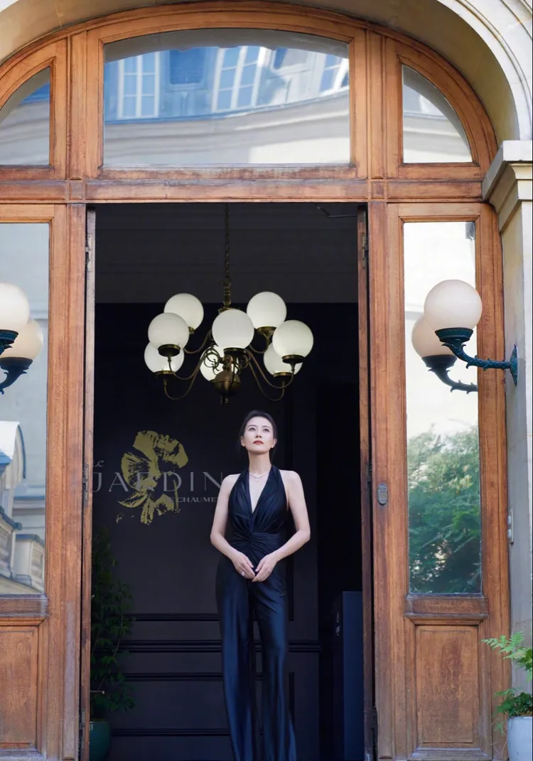 高圓圓在為CHAUMET拍攝的宣傳影片穿上了露背褲裝。翻攝高圓圓微博