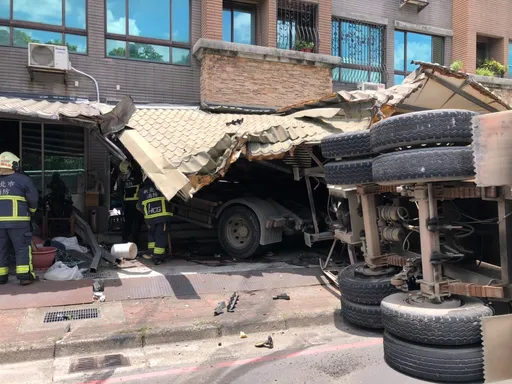 新北樹林砂石車衝撞民宅 碰!屋主家中坐幸運毫髮無傷