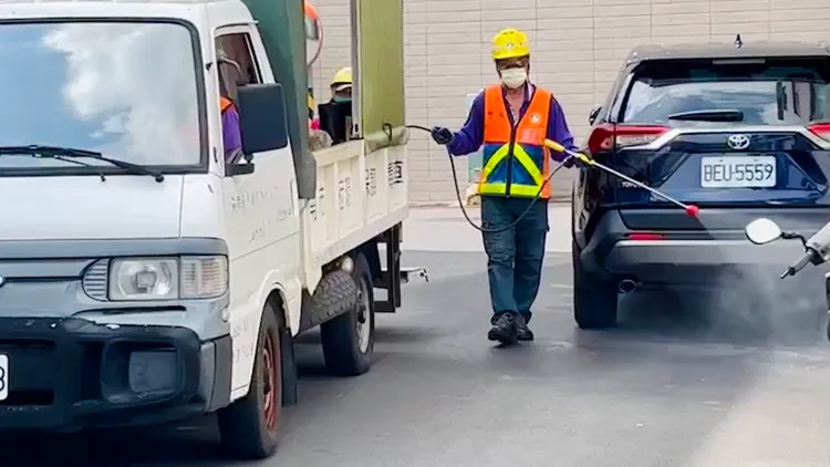 市府派員清消，全面防堵疫情擴大。王志弘攝